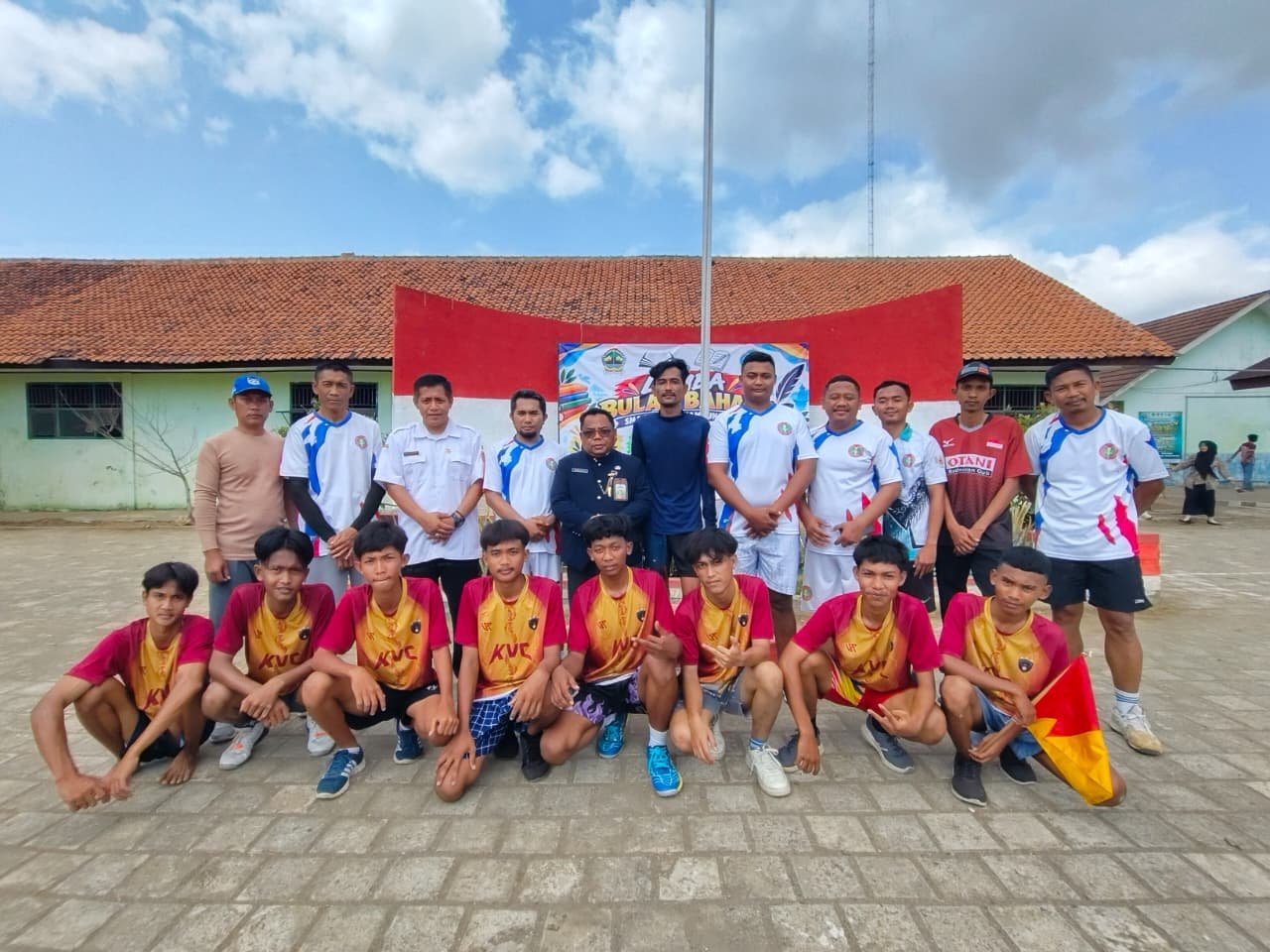 Latihan Volly Siswa SMA N 1 Kampung Laut VS Tim Volly PGRI Kec. Kampung laut